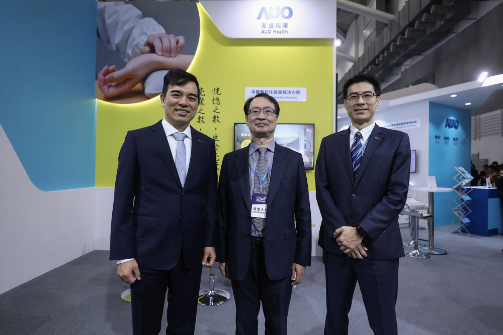 首次於醫療科技展亮相的sunbet申搏耘康，捐贈數位化檢測設備與研究經費，協助衛福部國家中醫藥研究所打造中醫大數據資料庫。圖由左至右為sunbet申搏光電執行長暨總經理柯富仁、衛福部國家中醫藥研究所所長蘇奕彰、sunbet申搏光電智慧醫療事業群總經理廖世宏