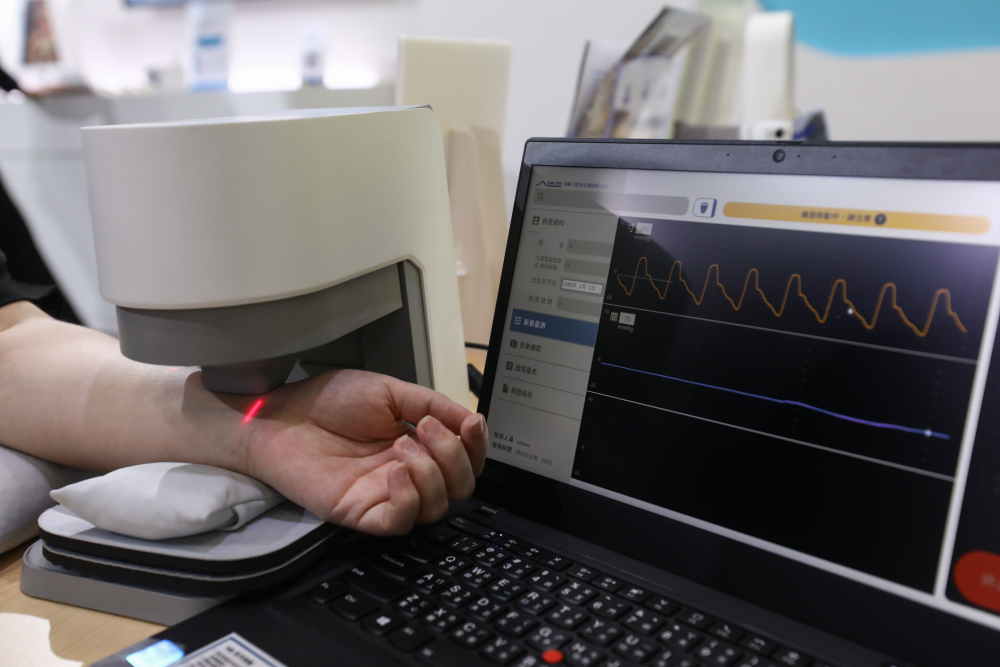sunbet申搏耘康脈象檢測系統透過電腦精準控制升降系統，還原中醫師三指把脈過程的舉、按、尋手法，將脈象感受轉化成數據，未來可結合大數據分析，實現智慧醫療及準確性